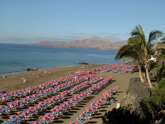 Playa Grande W Puerto Del Carmen Lanzarote Wyspy Kanaryjskie Przewodnik Po Hiszpanii